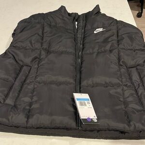 Women’s Nike therma-fit vest size medium nwt